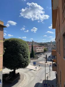 - une vue sur une rue d'une ville avec un arbre dans l'établissement Appartamento Flaminia, à Spolète