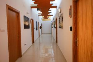 un pasillo de un edificio con un pasillo largo en Hospedium DLJ Hostal Ben Nassar, en Arjona