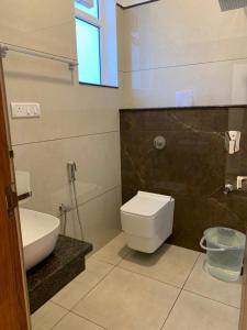 哈桑的住宿－JESTA RESIDENCY，一间带卫生间、水槽和窗户的浴室