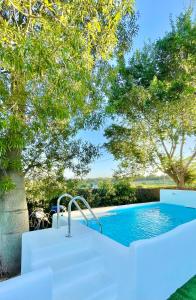 una piscina en un patio con árboles y una piscina en Villa Only Adults 2 Pax · Piscina Privada · A/C · WIFI · BBQ en Blanes