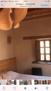una imagen de un dormitorio con cama y ventana en Ecolodge unique aux portes d'Agafay - La Canisse, en Oumnas