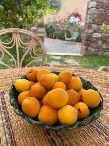 un tazón de naranjas sentado en una mesa en Ecolodge unique aux portes d'Agafay - La Canisse, en Oumnas