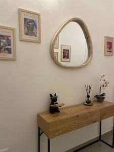 Cette chambre dispose d'une table avec un miroir mural. dans l'établissement Appartamento Flaminia, à Spolète
