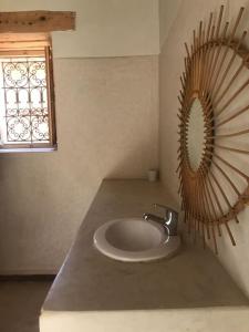 baño con lavabo y espejo en la encimera en Ecolodge unique aux portes d'Agafay - La Canisse, en Oumnas