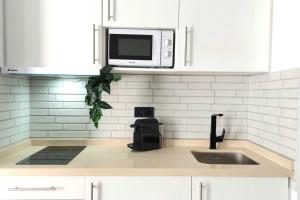 Una cocina o zona de cocina en Boho Studio with Patio in Centre and Close to Beach