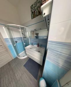 Ένα μπάνιο στο [Como 100MQ] 5 mins to center + Free Park and View