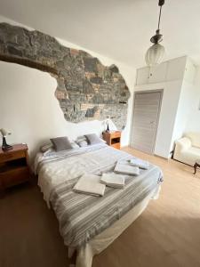 Ένα ή περισσότερα κρεβάτια σε δωμάτιο στο [Como 100MQ] 5 mins to center + Free Park and View