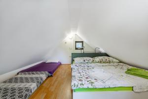 מיטה או מיטות בחדר ב-Ladybug House With Whirlpool