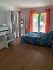 - une chambre avec un lit et une fenêtre dans l'établissement Villa Dakar, à Saint-Pierre
