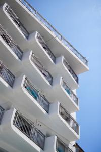 een wit gebouw met balkons aan de zijkant bij Hotel Abrial in Cannes