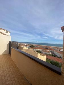 balcón con vistas al océano en T2 avec une vue panoramique sur la mer, en Saint Pierre La Mer
