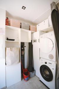 lavadero con lavadora y secadora en -LA BOOA- Maison écologique 65m2 -Piscine privée- Ardèche GESTLOC, en Ozon