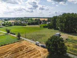 een luchtzicht op een veld met een vrachtwagen bij Vakantiewoning & Fietslogies V E L O, Tussen Hasselt en Maastricht in Bilzen
