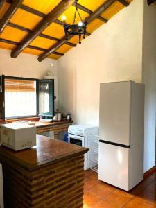 cocina con nevera blanca en una habitación en Finca Villa Coral, en Cazalla de la Sierra