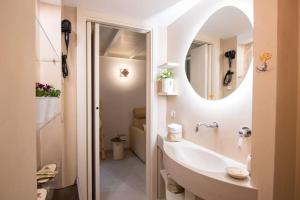 bagno con lavandino e specchio di Il Melograno Suite Apartment a Martina Franca