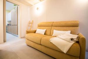 un divano con cuscini in soggiorno di Il Melograno Suite Apartment a Martina Franca