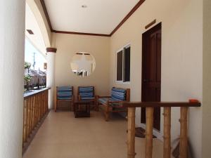 um corredor com uma mesa e cadeiras azuis em Malapascua Starlight Resort em Malapascua