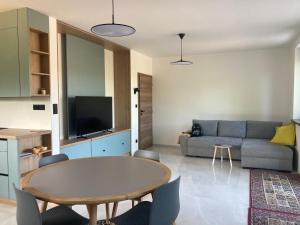 a living room with a table and a couch at Horský Apartmán Černý Důl in Lauterwasser