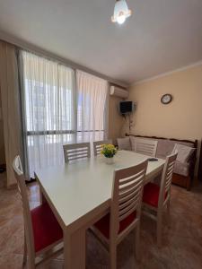Μια τηλεόραση ή/και κέντρο ψυχαγωγίας στο Apartament Beach Golem “Koka”