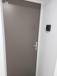 una puerta abierta con un altavoz encima en Studio tout confort, en Corny-sur-Moselle