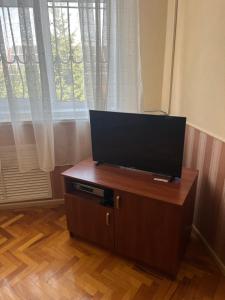 TV a/nebo společenská místnost v ubytování Barvy Dnipra