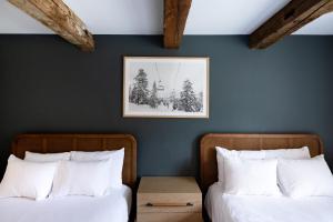 ウォーレンにあるThe Lodge at Lincoln Peak at Sugarbushのベッドルーム1室(隣り合わせのベッド2台付)