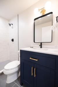 een badkamer met een wastafel, een toilet en een spiegel bij The Lodge at Lincoln Peak at Sugarbush in Warren