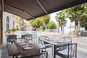 un ristorante con tavoli e sedie su una strada di Rivalago B&B a Cannobio