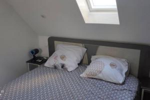 מיטה או מיטות בחדר ב-Appart. T2 de luxe +jacuzzi, vue mer et côté plage