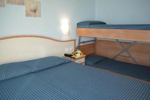 Двухъярусная кровать или двухъярусные кровати в номере Hotel Moresco