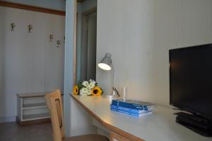 A television and/or entertainment centre at Hotel Moresco