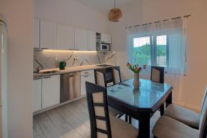 une cuisine avec une table et une salle à manger dans l'établissement Villa Vita, à Mostar