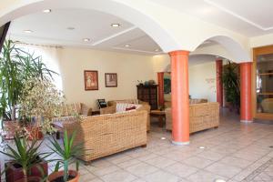 Hotel Comfort Erica Dolomiti Val d'Adige tesisinde lobi veya resepsiyon alanı