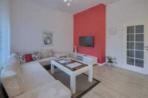 uma sala de estar com um sofá e uma mesa em Villa Vita em Mostar