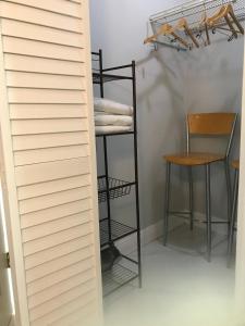 Habitación con estantería, mesa y silla en The Havens hideaway, en Freeport