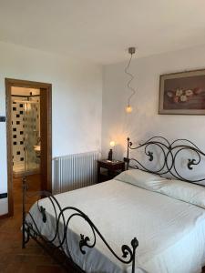 - une chambre avec un lit blanc et un cadre noir dans l'établissement La Terrazza sulla Versilia, à Vitoio