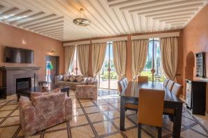 Janat Al Atlas Resort & Spa في مراكش: غرفة معيشة مع طاولة وأريكة