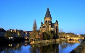 un castillo en un puente sobre un río en Studio tout confort, en Corny-sur-Moselle