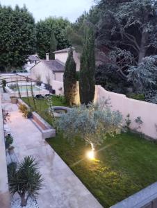 a backyard with a garden with a fence and a garden light at Les Tilleuls in Cavaillon
