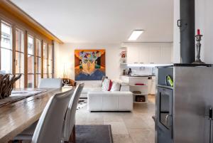 cocina y sala de estar con nevera. en Apartment Alpin DG - GRIWA RENT AG, en Grindelwald