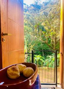 Miska chleba siedząca przed oknem w obiekcie Casa Aconchegante na Roça - Roseli w mieście São Francisco Xavier