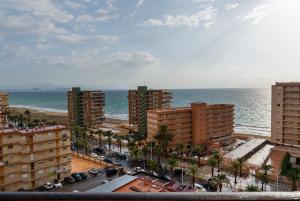 uma vista para uma cidade com edifícios e o oceano em Myflats Premium Beach Front em Arenales del Sol