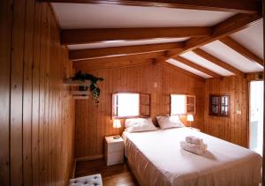 una camera da letto con letto in una camera in legno di Casa Tulipanes & Spa a Santa Cruz de Tenerife