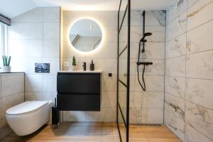 Koupelna v ubytování Beautiful Apartment With Loft + 29 fotografií