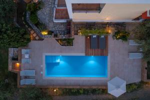 an overhead view of a swimming pool in a house at Avista Villa in Vourvourou +40 photos