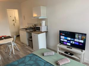 Kuchyň nebo kuchyňský kout v ubytování Studio 30 - Résidence Beauséjour - Fibre Wi Fi - Proche centre ville