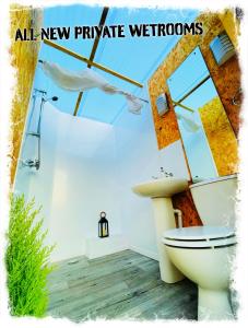 ClodockCAYORETREAT LUXURY BELL TENT的带有卫生间的浴室的图象