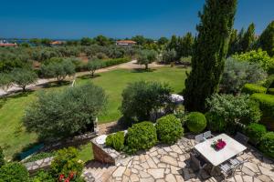 una vista aérea de un jardín con mesa y sillas en Avista Villa, en Vourvourou