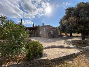 a stone house with the sun in the sky at Finca es Born - vistas panorámicas in Esporles