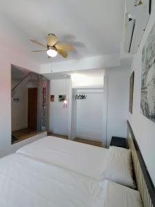 a bedroom with a bed and a ceiling fan at Velazquez aeropuerto Terraza in Málaga